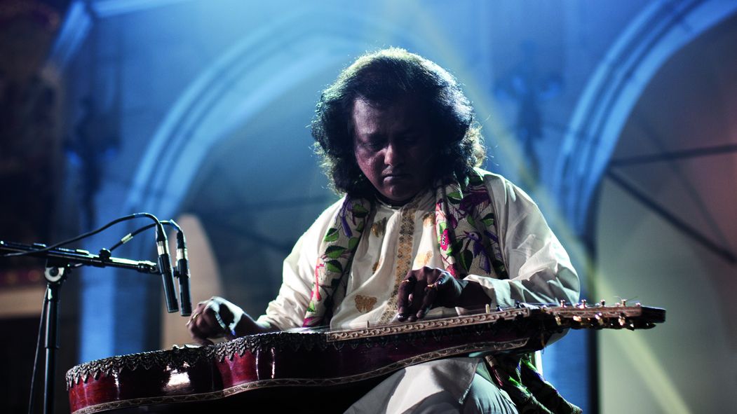 Indický kytarista spojuje tradici s jazzem, hraje s Poláky